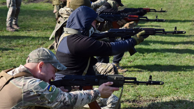 Ukrainian infantrymen train with military instructor
