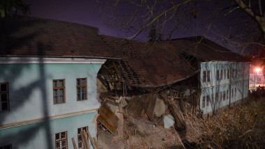 imagine a clădirii internatului liceului din Odorheiu Secuiesc, după ce un zid s-a prăbușit peste patru elevi