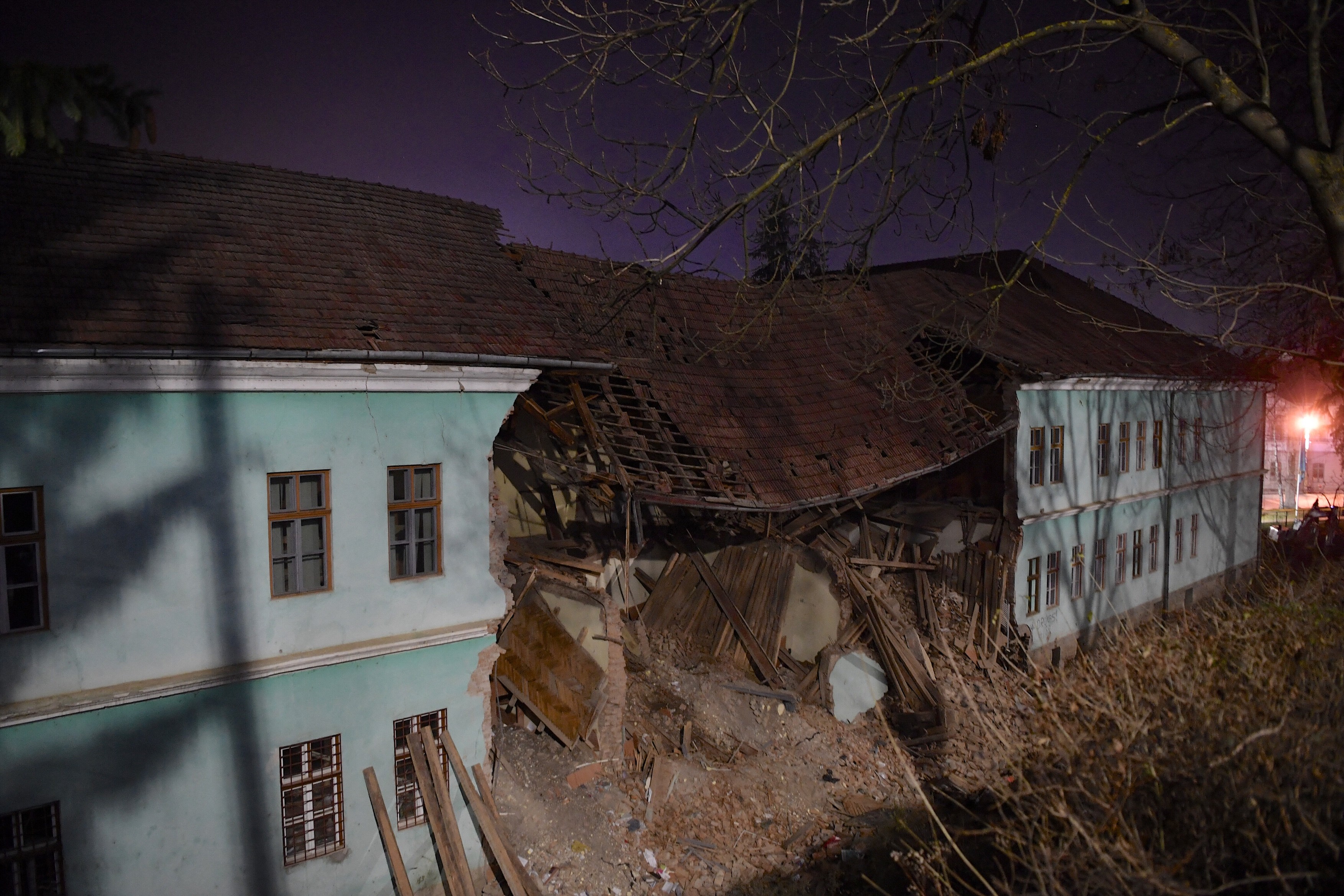 „Au fost maxim 5 secunde până când zidul s-a prăbușit”. Muncitorii care lucrau la clădirea internatului nu știau că înăuntru sunt elevi