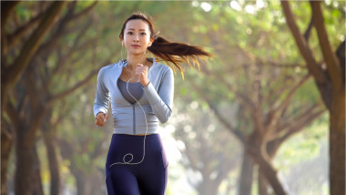 O femeie din Asia aleargă în parc