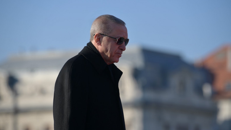 Recep Tayyip Erdogan cu pardesiu si ochelari de soare