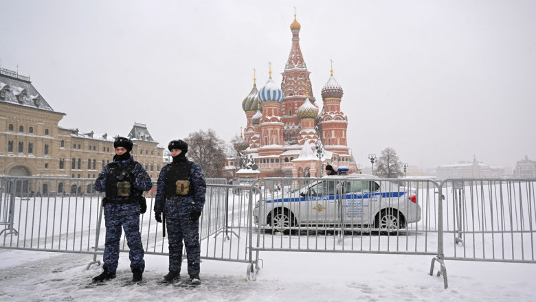 polițiști ruși în fața unei baricade în fața catedralei sf vasile