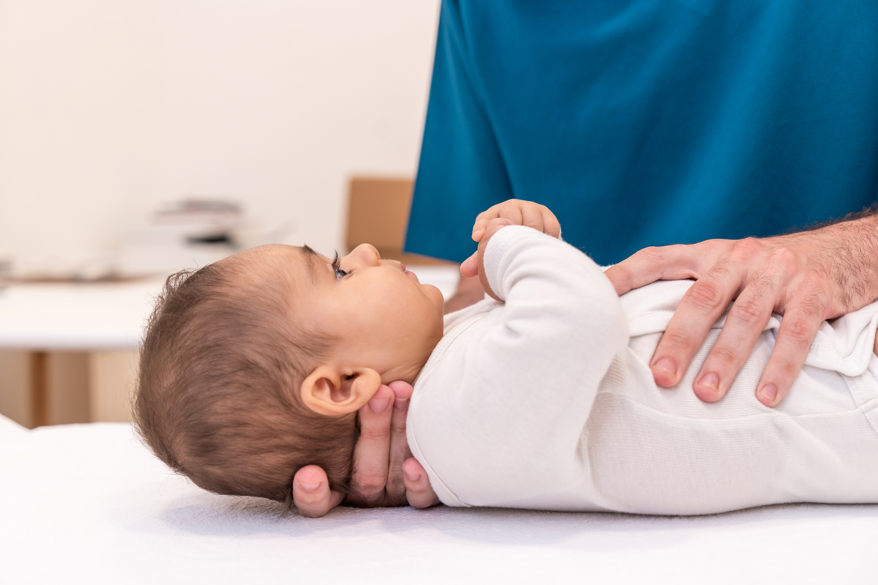 New York Times: Afacerea foarte profitabilă a doctorilor care le taie limba bebelușilor