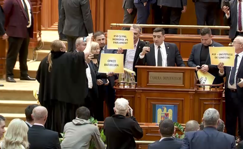 Șoșoacă și Simion s-au încăierat la votul pentru Buget. „Te-am băgat în Parlament!”. „Ești un nimeni!”