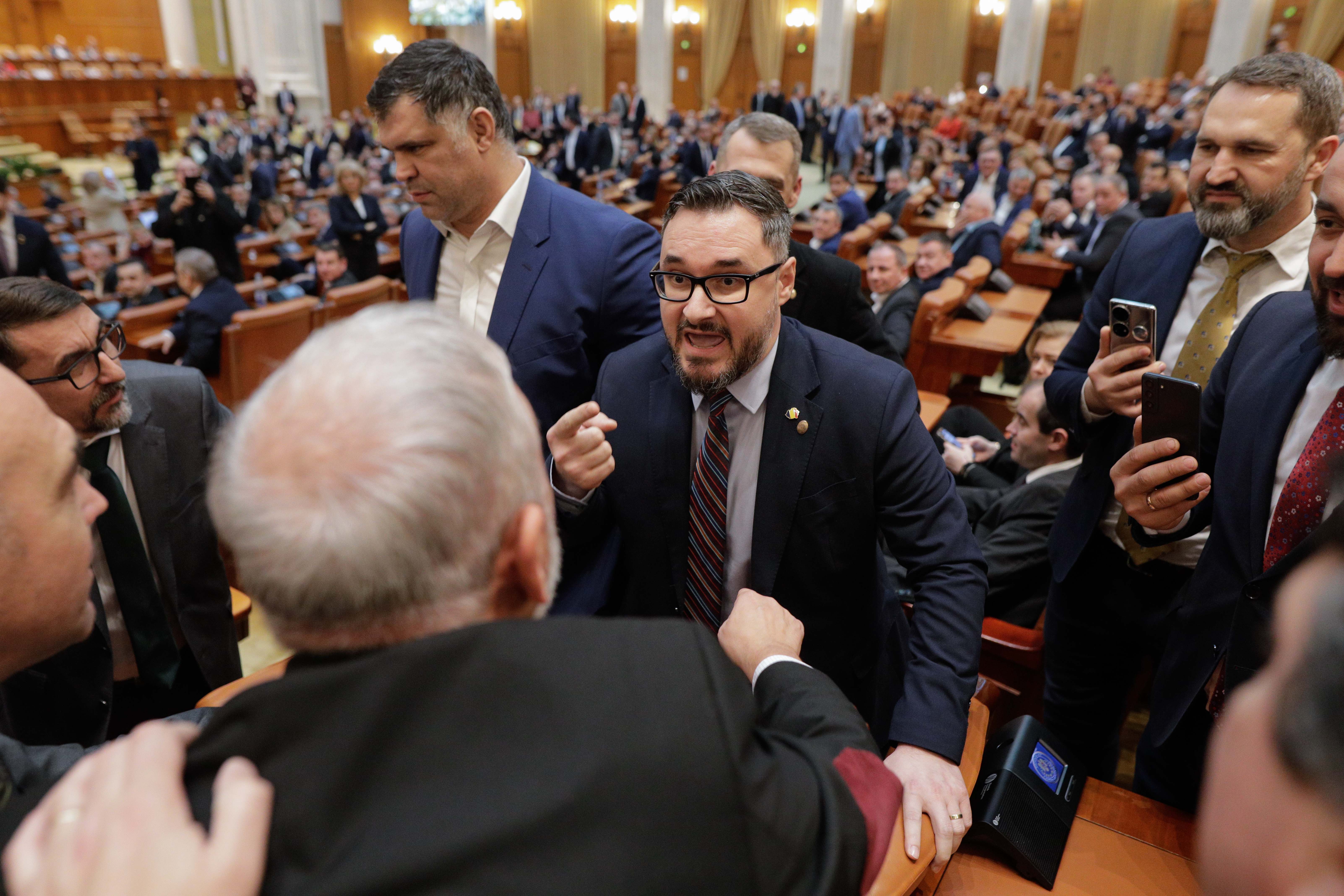 VIDEO Avalanșă de agresiuni în Parlament. Tanasă de la AUR și Ghiță de la PSD s-au dus să caute rost de bătaie în grupul UDMR