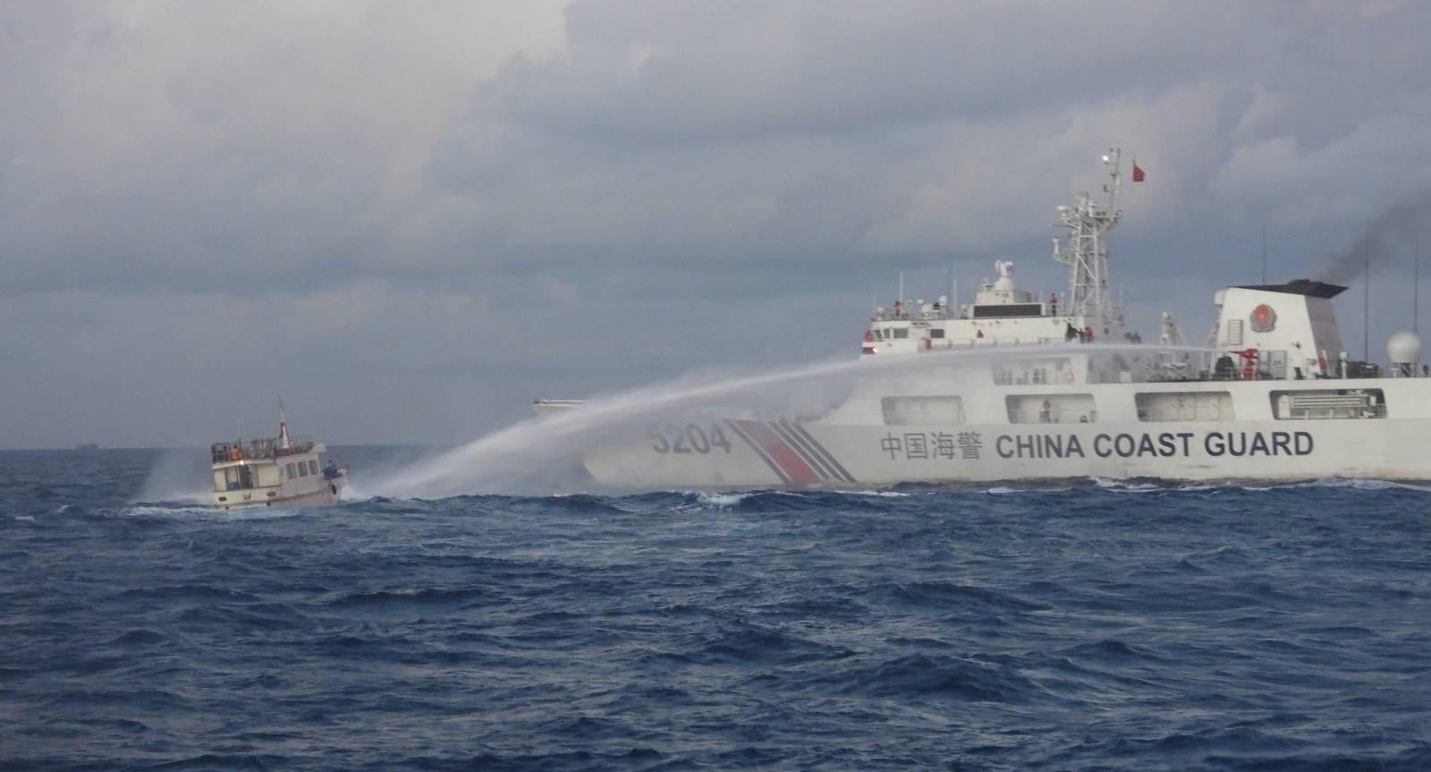Ciocniri în Marea Chinei de Sud. Garda de coastă chineză a tras cu tunuri cu apă asupra vaselor filipineze