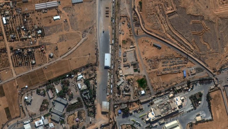 Imagine din satelit cu camioane cu ajutoare care se îndreaptă spre Rafah