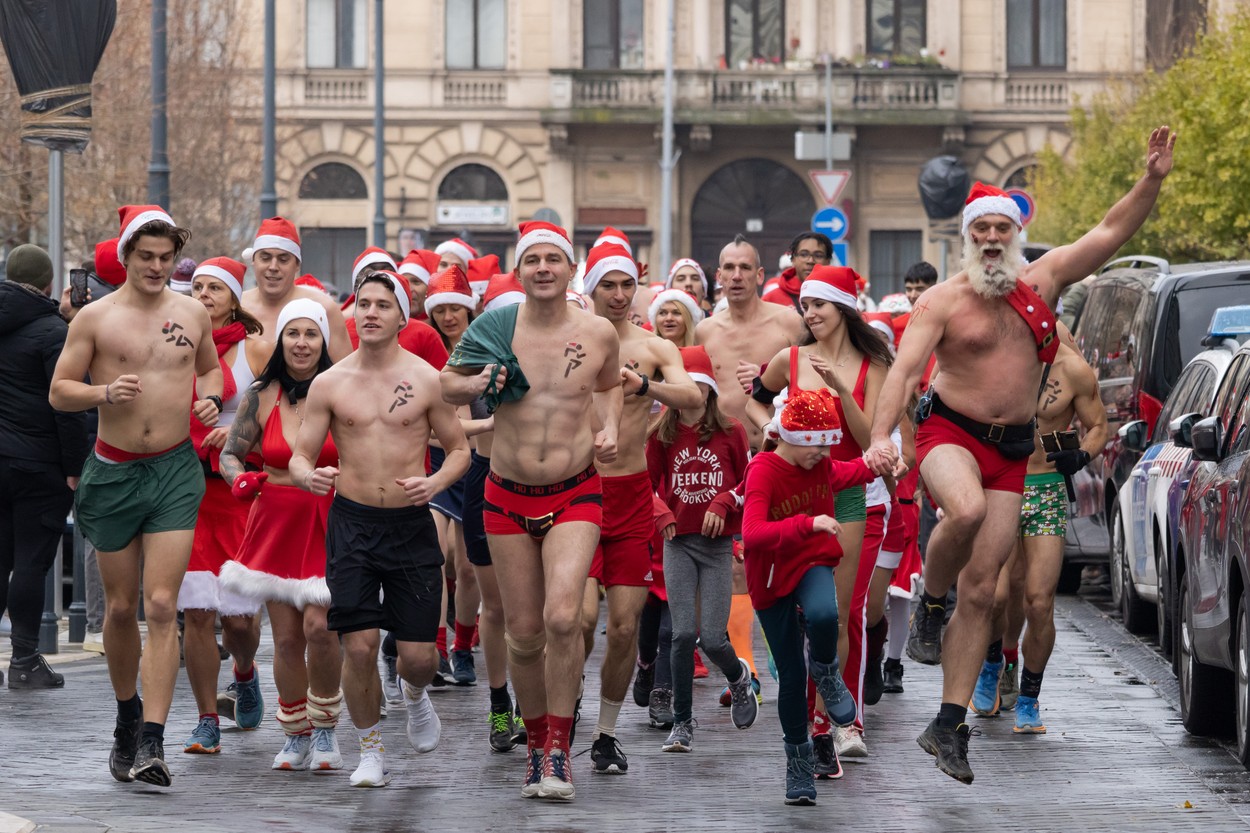 O sută de Crăciunițe și de Moși Crăciuni au alergat dezbrăcați prin Budapesta