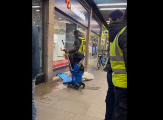 "Comportament dezgustător". McDonald's își cere scuze pentru atitudinea unui agent de securitate față de un om al străzii