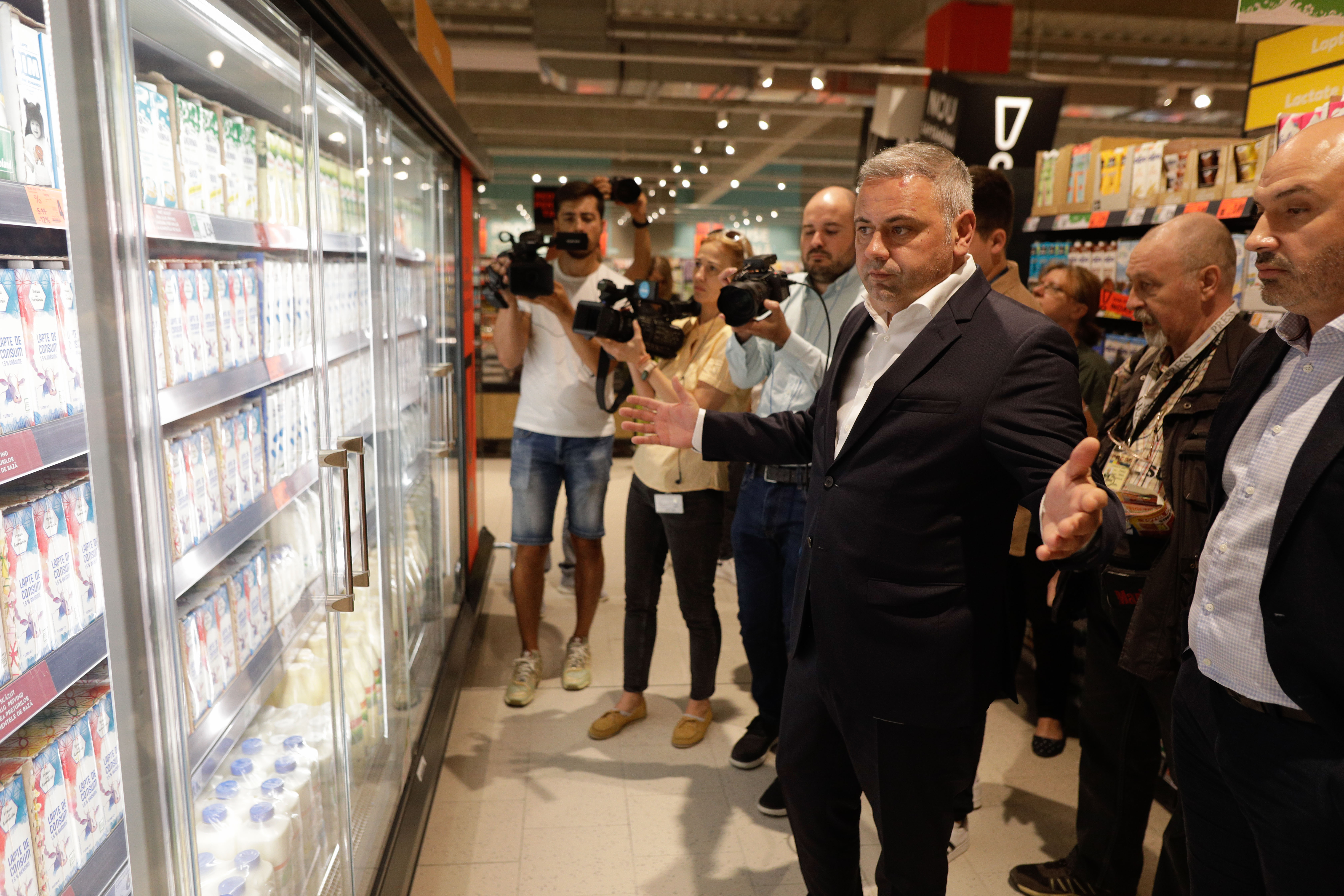 Ministrul agriculturii: În România intră produse lactate care nu au văzut laptele. În pieţe cam jumătate sunt intermediari