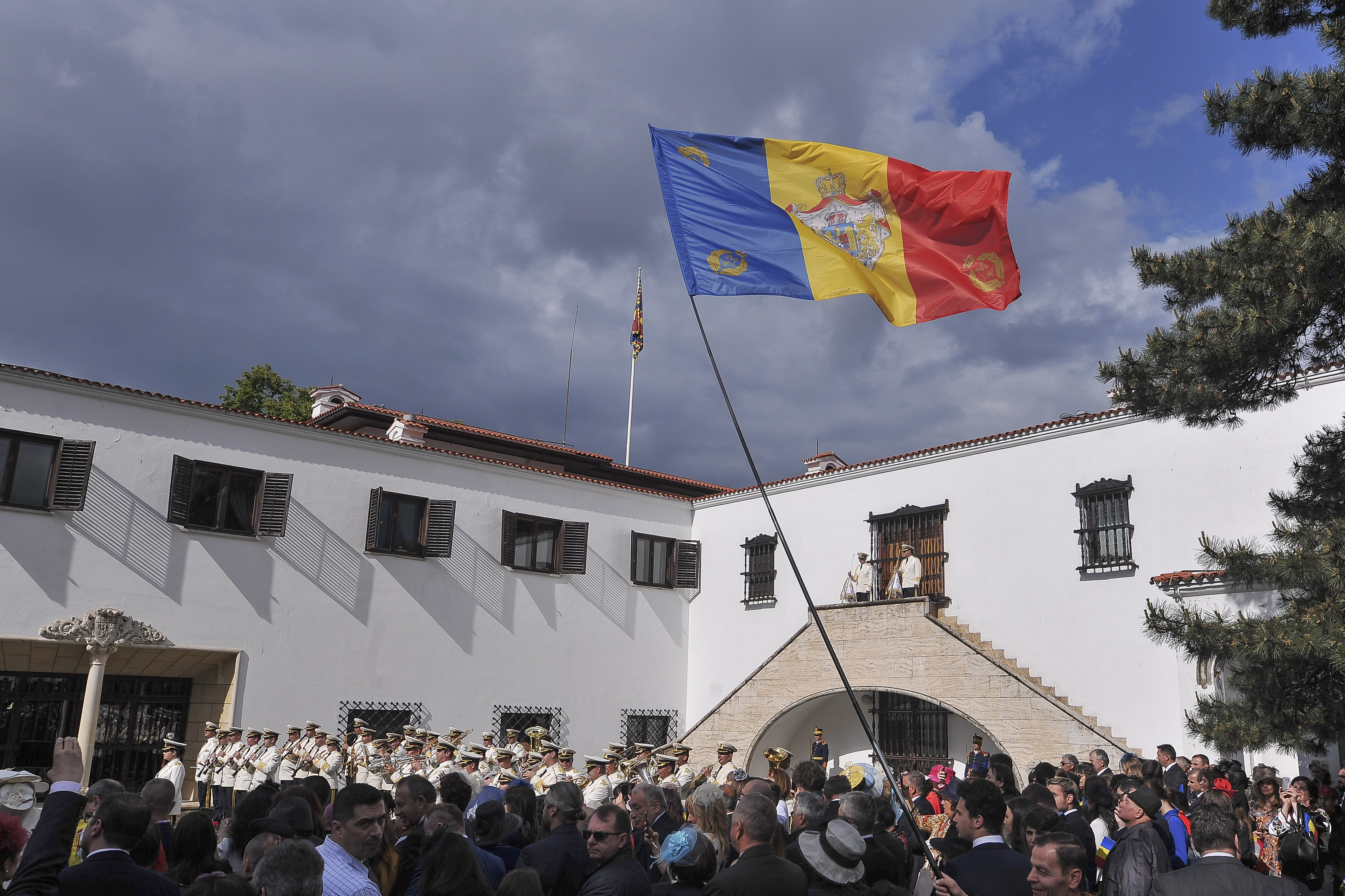 Sondaj: Majoritatea românilor nu mai vor monarhie, dar spun că situaţia ţării ar fi fost mai bună dacă ar fi revenit la ea după 1989