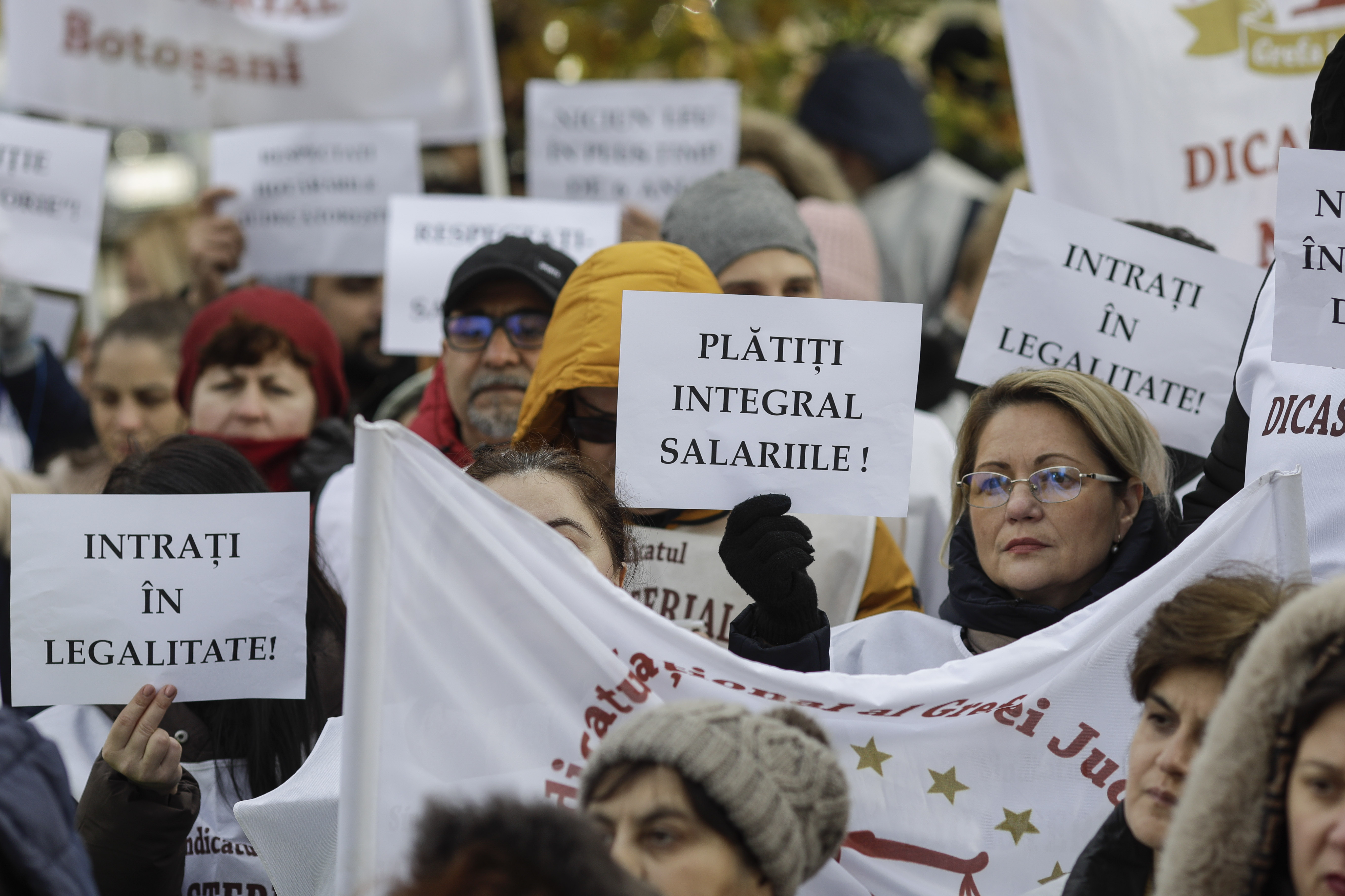Protestele se extind. Polițiști, angajați ai INS și din Sănătate refuză să mai lucreze din cauza salariilor și a majorării de doar 5%