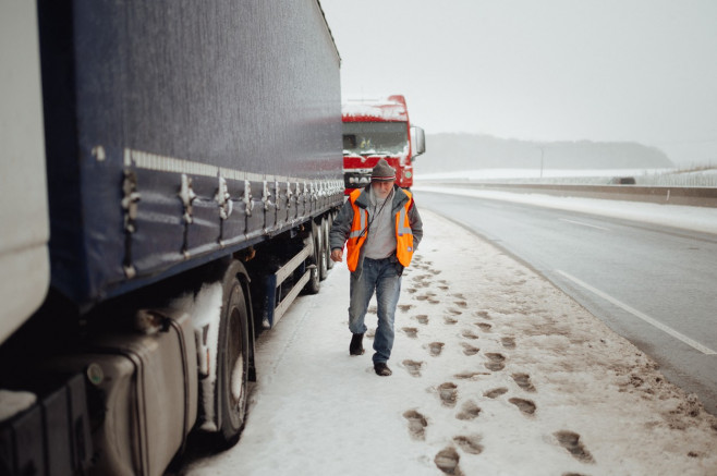 Hundreds of Ukrainian truck drivers stuck in long queues in Slovakia during winter conditions