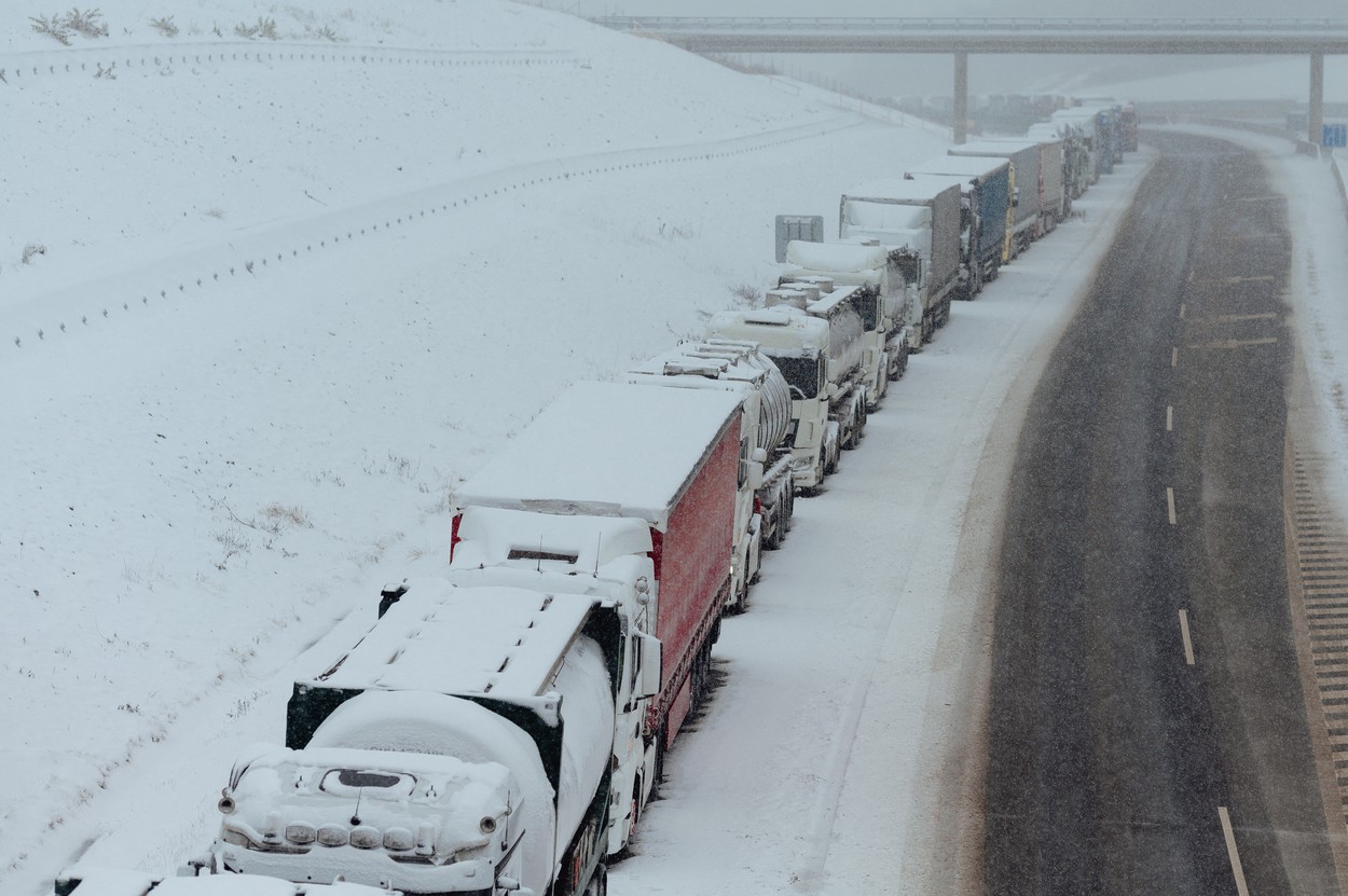 Noi probleme pentru Kiev. Camionagiii ucraineni nu mai pot trece nici în Slovacia. Proteste și la granița Ucrainei cu Ungaria