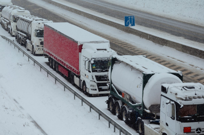 Hundreds of Ukrainian truck drivers stuck in long queues in Slovakia during winter conditions