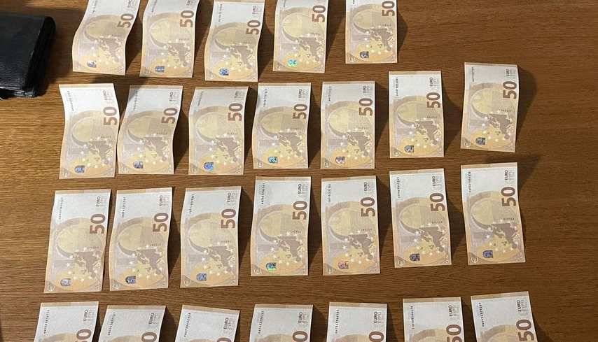 Un tânăr de 19 ani a fost arestat preventiv după ce a cumpărat un laptop cu bancnote false de euro