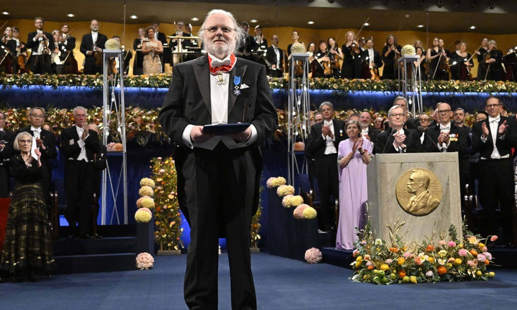 Premiul Nobel pentru literatură i-a fost înmânat scriitorului norvegian Jon Fosse în cadrul cermoniei desfăşurate la Stockholm