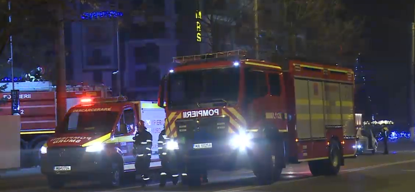Incendiu izbucnit noaptea la un hotel din Ploiești. Flăcări puternice au mistuit acoperișul  