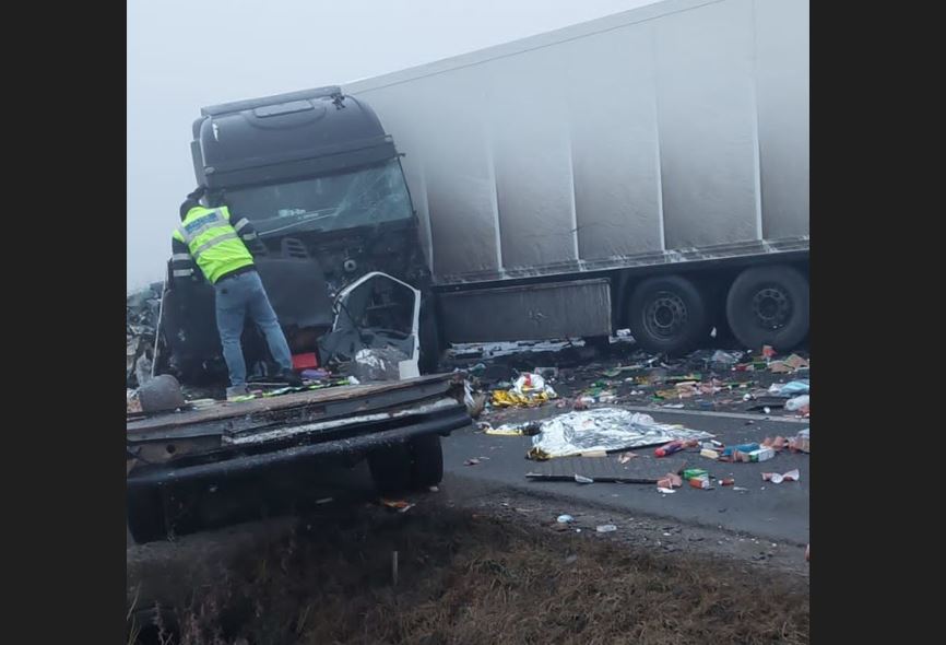 Un tânăr de 21 de ani a murit după ce duba pe care o conducea s-a izbit puternic de două TIR-uri