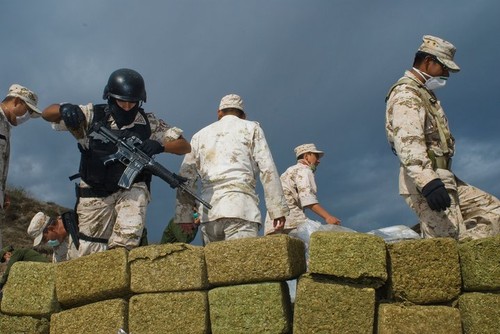 Poliţişti corupţi vânaţi de traficanţi, după ce au furat un transport de droguri în Tijuana. Doi agenţi au fost ucişi pe străzi