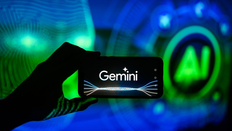 logo-ul Gemini este afișat pe un smartphone cu simbolul inteligenței artificiale în fundal.
