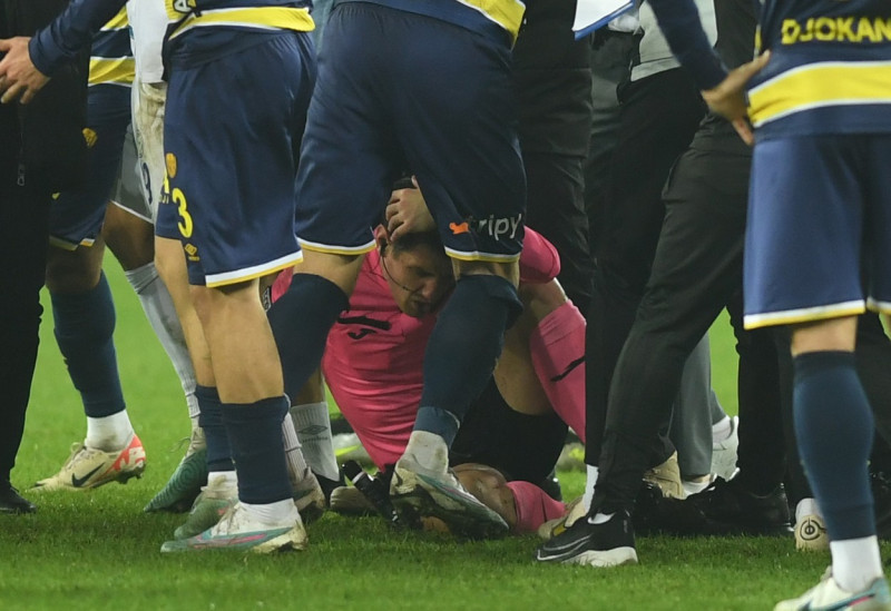 Referee punched and kicked after Turkish Super Lig match