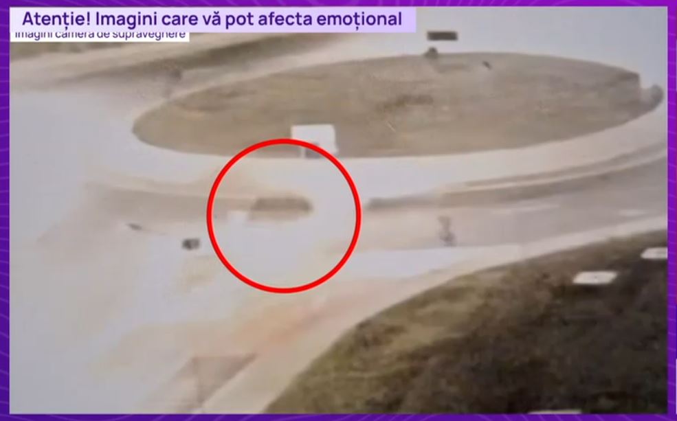 VIDEO Un tânăr cu permisul suspendat a murit după ce s-a răsturnat cu mașina într-un sens giratoriu. Momentul accidentului