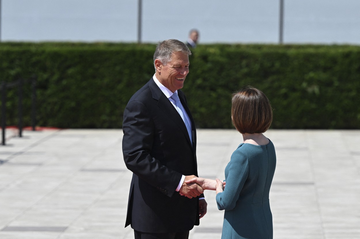 Klaus Iohannis a vorbit la telefon cu Maia Sandu: „România susține ferm deschiderea negocierilor de aderare la UE a R. Moldova”