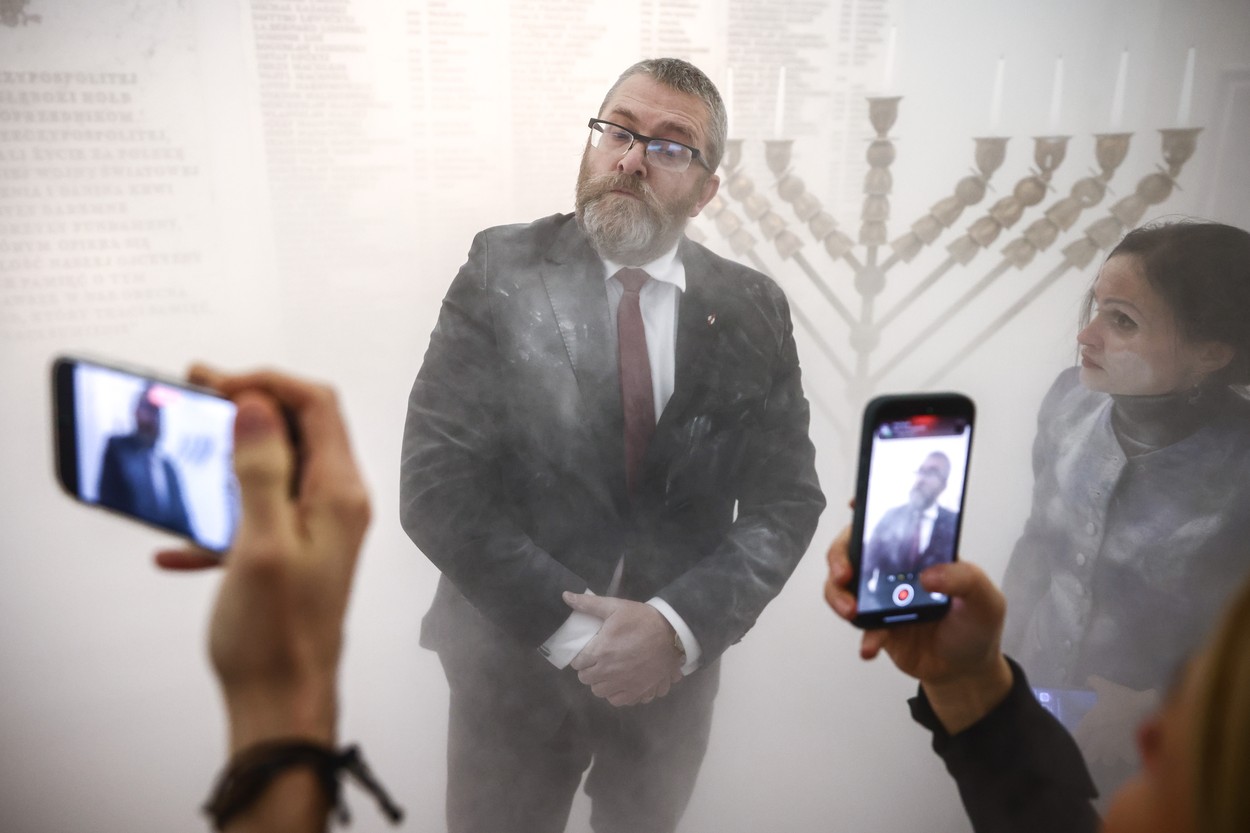 Gest extrem în parlamentul polonez: Un demnitar a stins lumânările de Hanukkah cu extinctorul și a numit sărbătoarea „satanică”