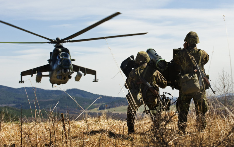 taktické cvičení úkolového uskupení NRF 2011/1 NATO Response Force - Síly reakce NATO, výcvik, voják, vojáci, střelby, protiletadlová souprava RBS-70, vrtulník