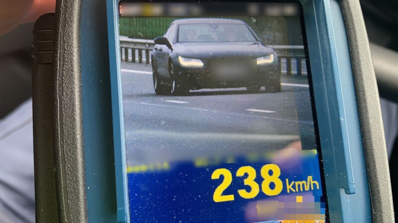 La 19 ani, surprins cu 238 de km/h pe A3. Nu a oprit la semnalele polițiștilor, iar urmărirea nu a avut succes