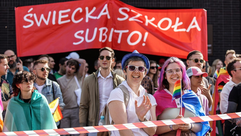 tineri cu banner la gay parade in polonia