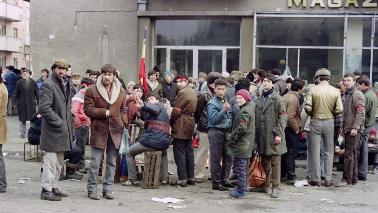 Romanian civilians queue in front of a shop during fights in the streets of Bucharest to overthrow the Socialist Republic of Romania, on December 24, 1989