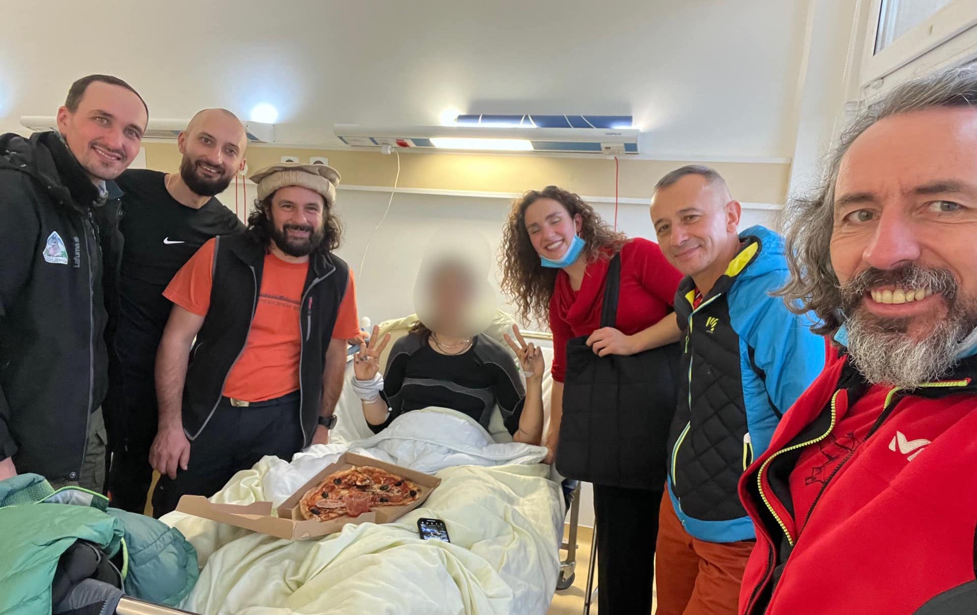 După ce au salvat o turistă din Mexic rănită pe munte, salvamontiștii au vizitat-o la spital și au mâncat pizza împreună