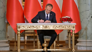 donald tusk semneaza juramentul d eprim ministru
