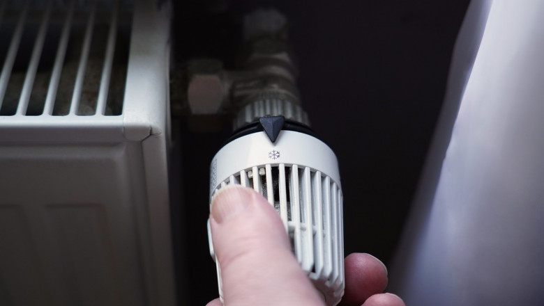 turning off thermostat on radiator to save energy due to increasing heating costs