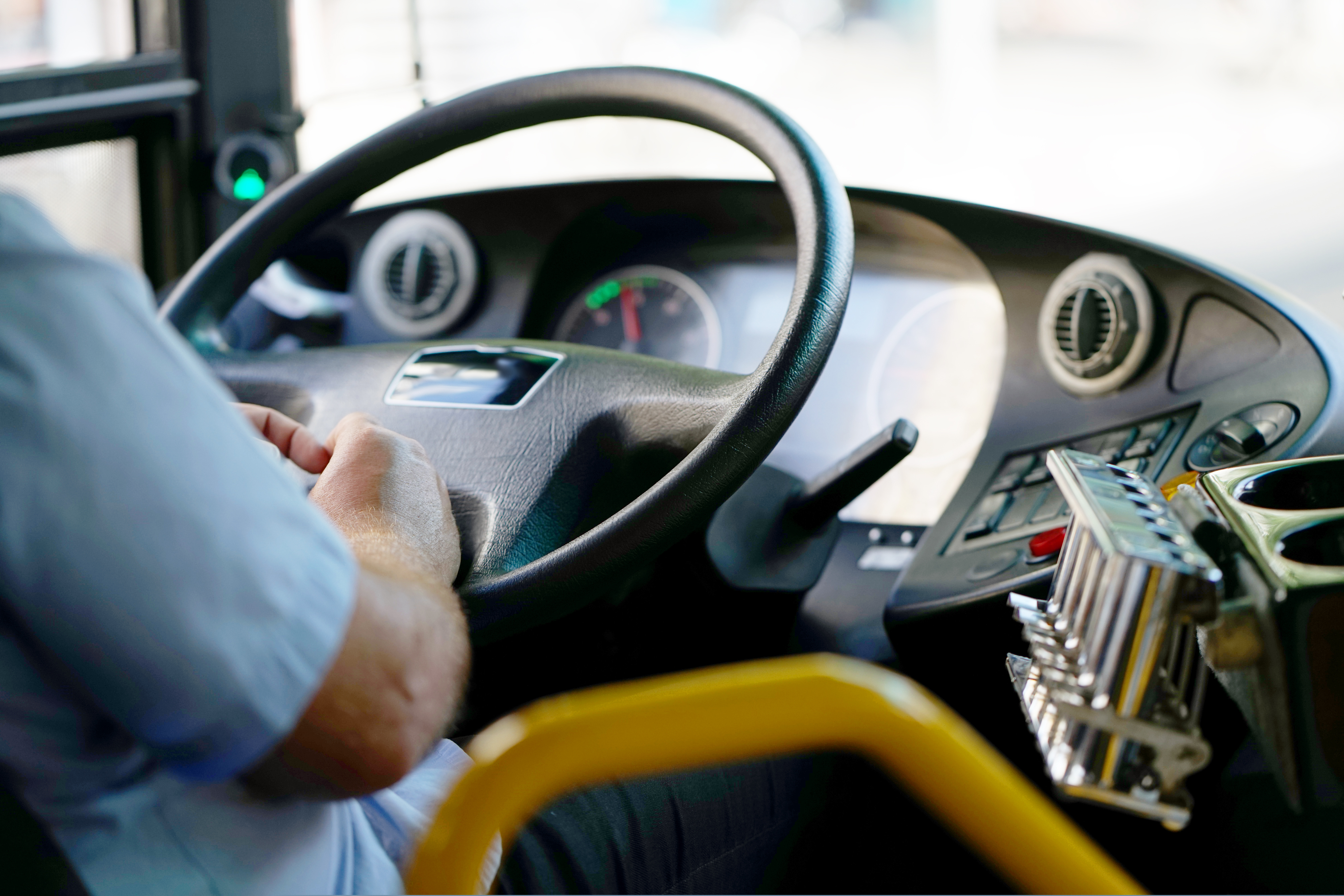 Un șofer de autobuz a murit în timp ce conducea pe o stradă din Vaslui: „A făcut infarct după ce a plecat din autogară”