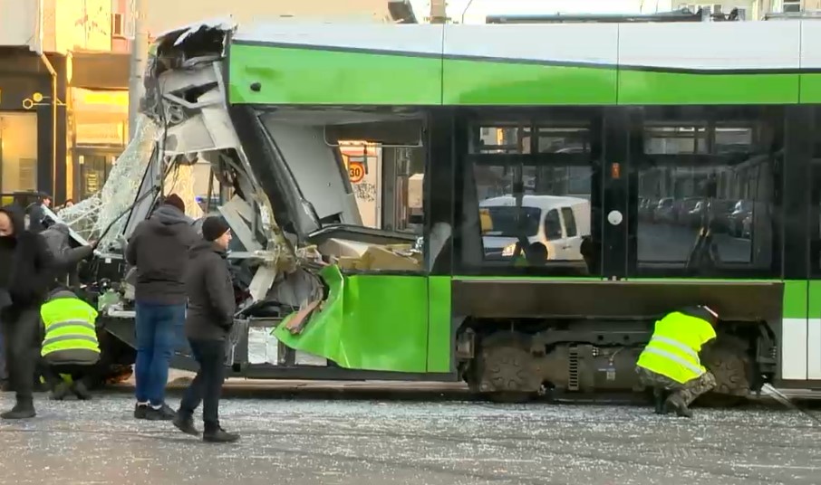 Două tramvaie s-au ciocnit violent în București. Trei oameni au ajuns la spital