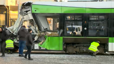 Două tramvaie s-au ciocnit violent în București