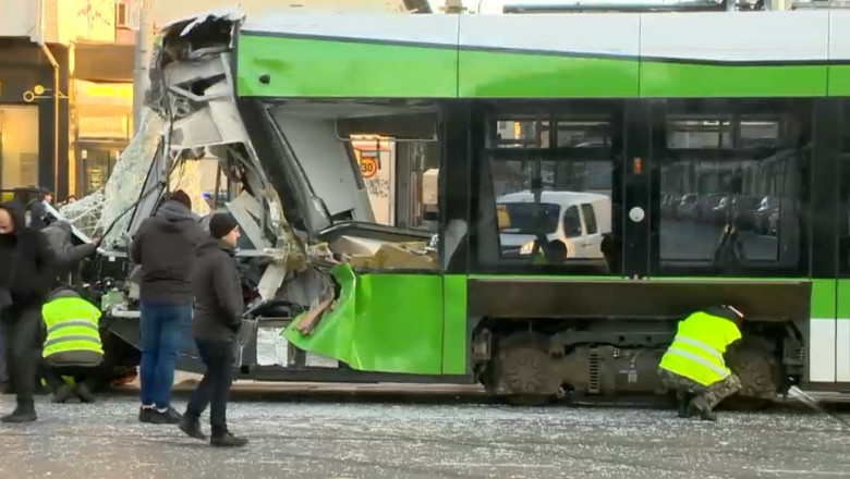 Două tramvaie s-au ciocnit violent în București