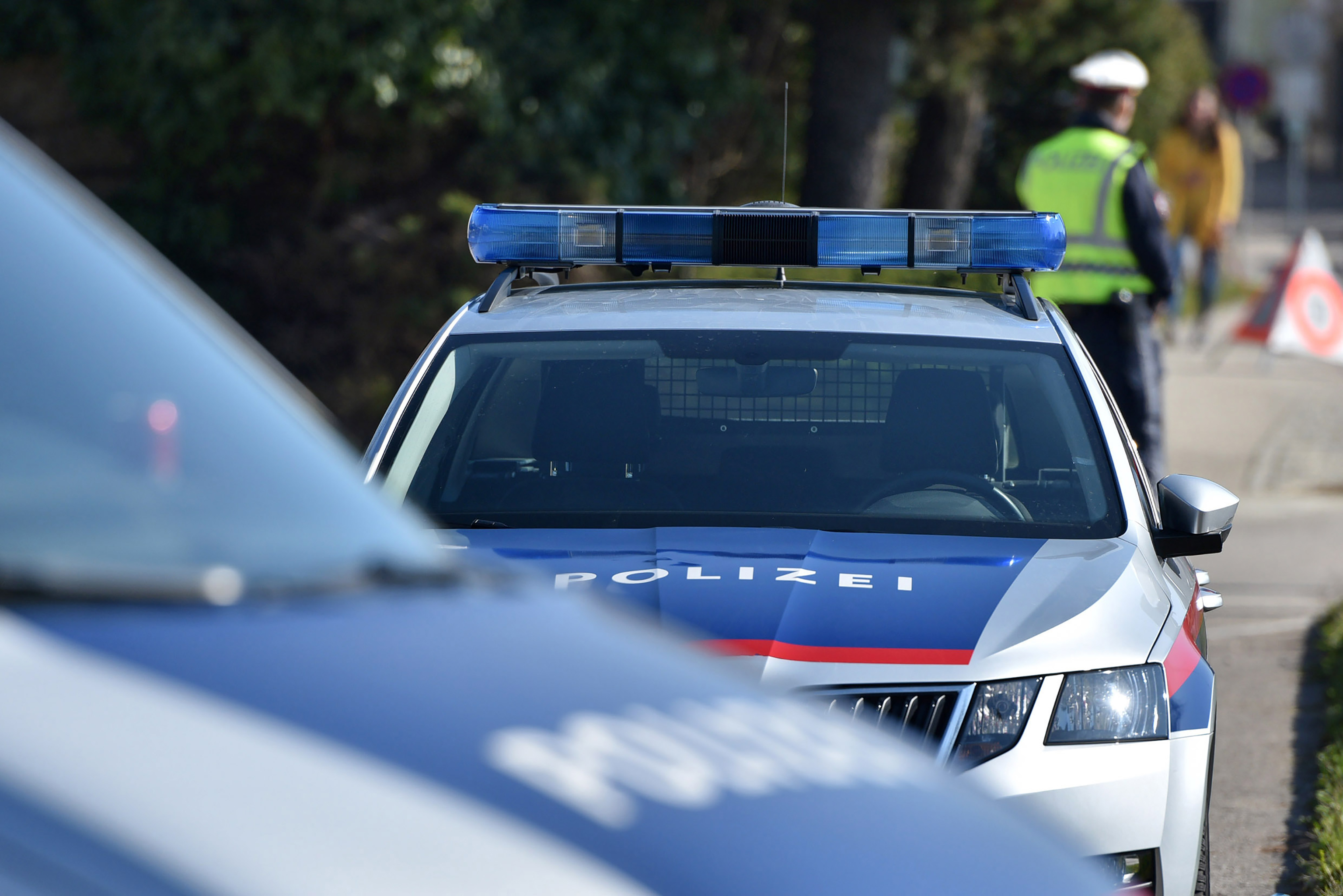 Români agresați în Austria. Au fost urmăriți 20 km în trafic, apoi au fost obligați să oprească. Totul sub ochii copilului