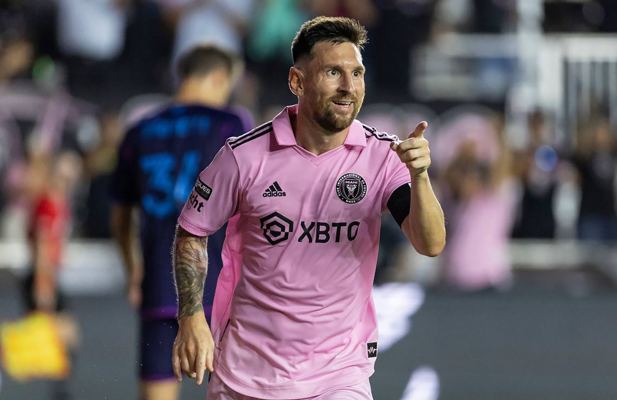 Messi i-a dăruit un tricou cu autograf şefului armatei ucrainene, Valeri Zalujnîi