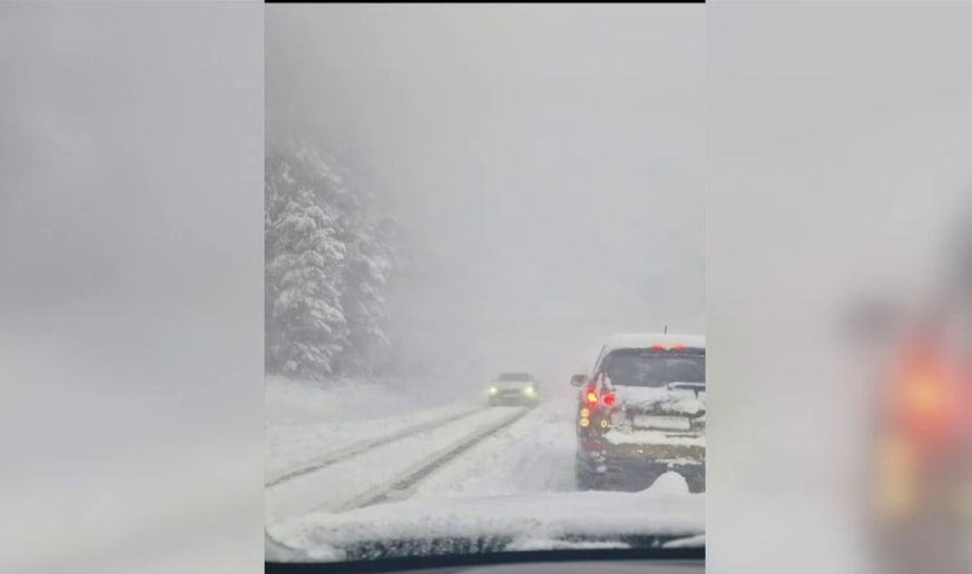 Vremea rea a făcut ravagii în țară. Zeci de mașini au rămas blocate în zăpadă, iar mai mulți turiști au avut nevoie de ajutor