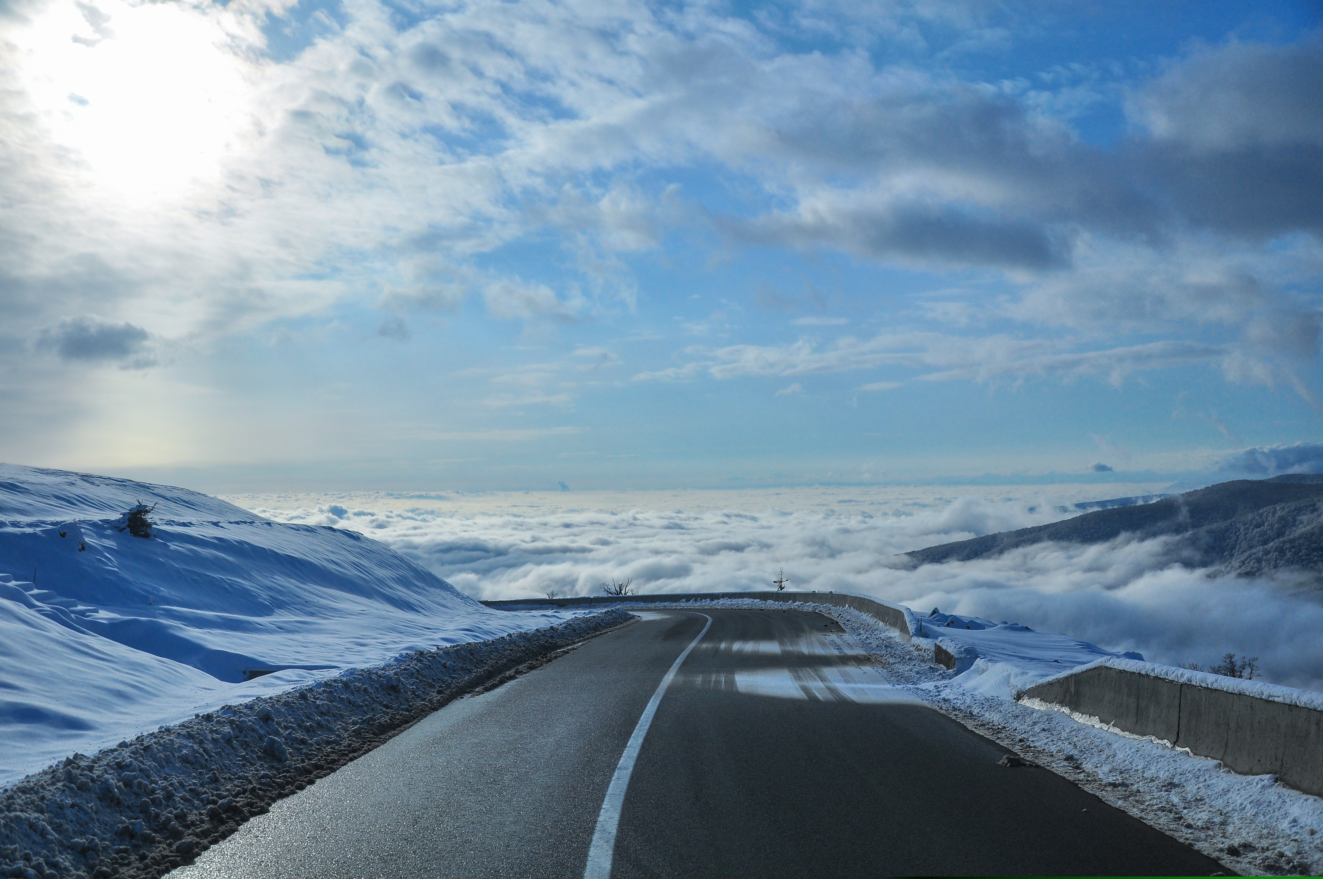 Inconștiență la volan: Un șofer din București a intrat pe Transalpina, deși e închisă. A avut nevoie de ajutor ca să iasă de pe drum