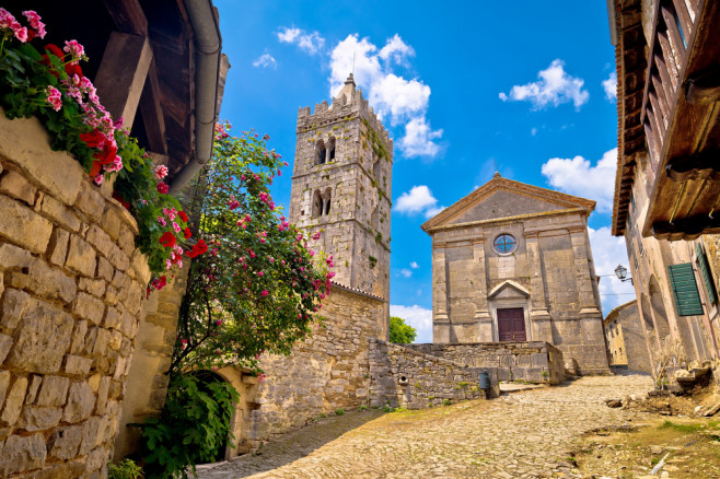 Town,Of,Hum,Old,Cobbled,Square,And,Church,View,,Region