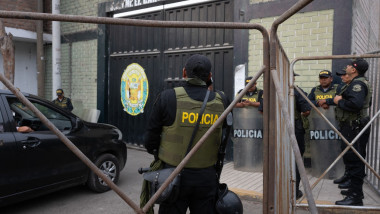 Poliţiştii dintr-o echipă peruană, dintre care unul s-a deghizat în Moş Crăciun pentru a trece neobservat, au desfăşurat o operaţiune împotriva unei bande de traficanţi de droguri într-un oraş situat la nord de Lima, au anunţat sâmbătă autorităţile din Peru.