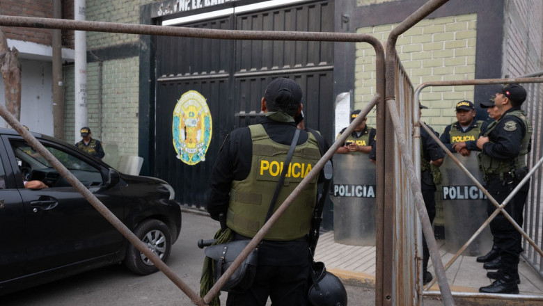 Poliţiştii dintr-o echipă peruană, dintre care unul s-a deghizat în Moş Crăciun pentru a trece neobservat, au desfăşurat o operaţiune împotriva unei bande de traficanţi de droguri într-un oraş situat la nord de Lima, au anunţat sâmbătă autorităţile din Peru.