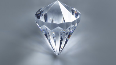 diamant incolor pe fond gri
