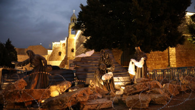 La Betleem, un mic monument care înfățișează scena nașterii lui Iisus, înconjurat de pietre și sârmă ghimpată, a fost instalat ca omagiu pentru copiii din Gaza