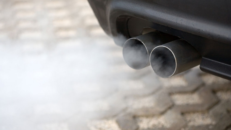Staţionarea cu motorul pornit ar putea fi interzisă. Proiectul de lege a fost depus la Senat